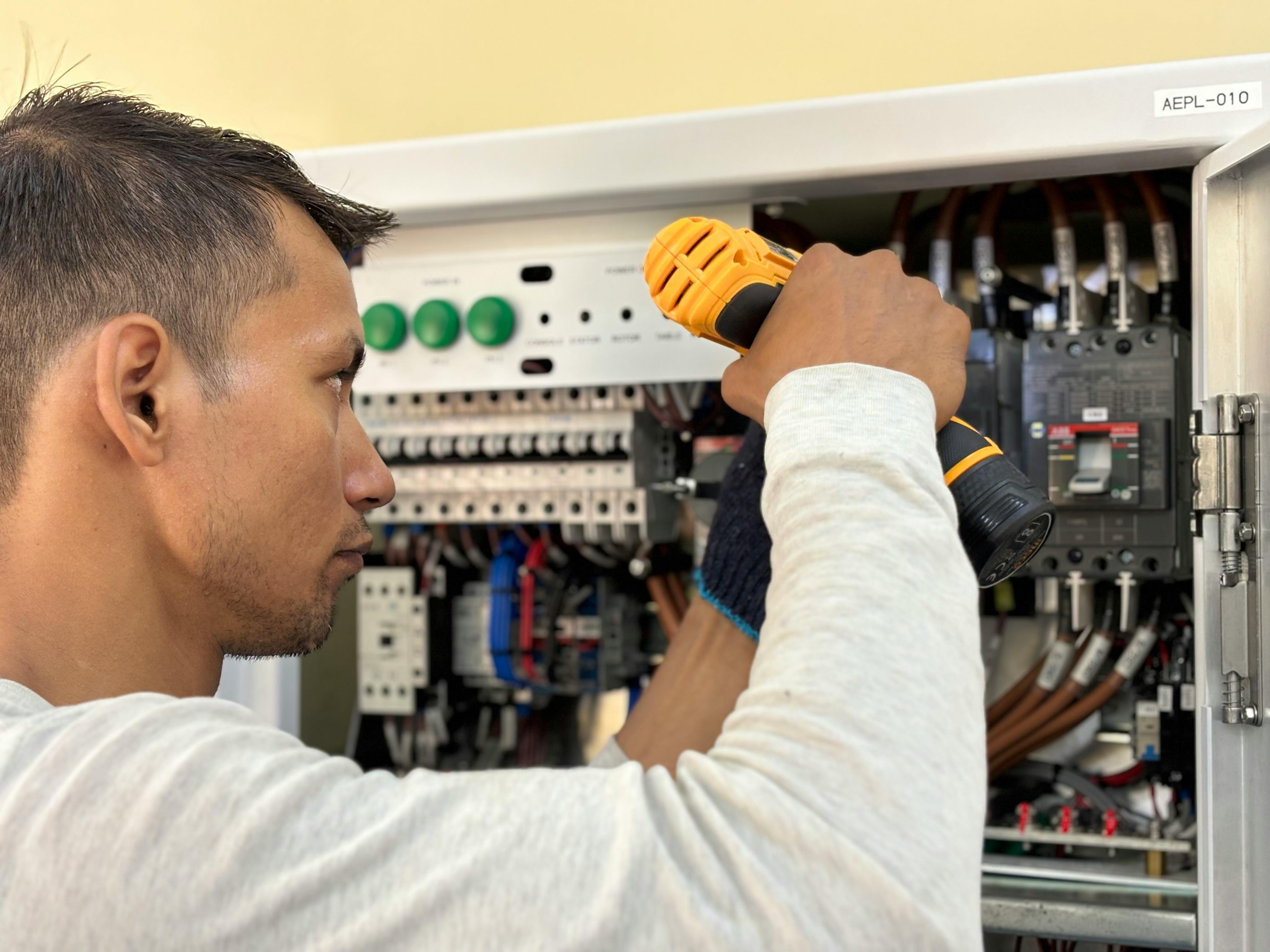 Électricien en intervention