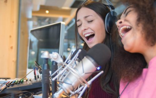 Two beatiful women are singing on the radio